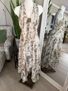 ✨ Chico’s Halter Midi Dress Animal Print
🤎 Flowy + flattering + eye-catching